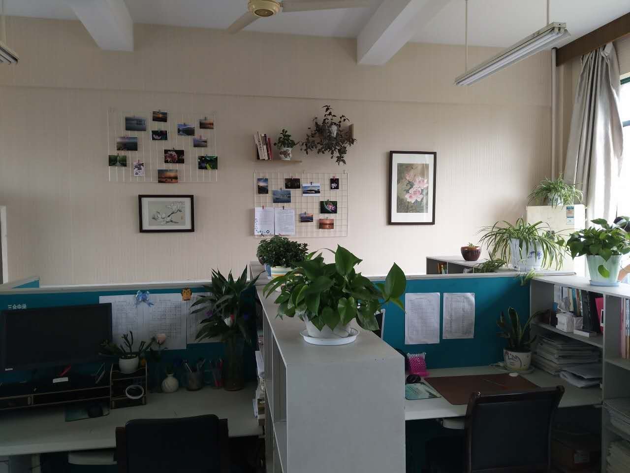 縣教育工會(huì)“美麗辦公室”考核小組蒞臨三合中學(xué)實(shí)地評(píng)估