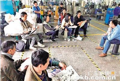 紅色文藝輕騎兵走進(jìn)黃埔 用速寫(xiě)繪就工人勞動(dòng)圖景